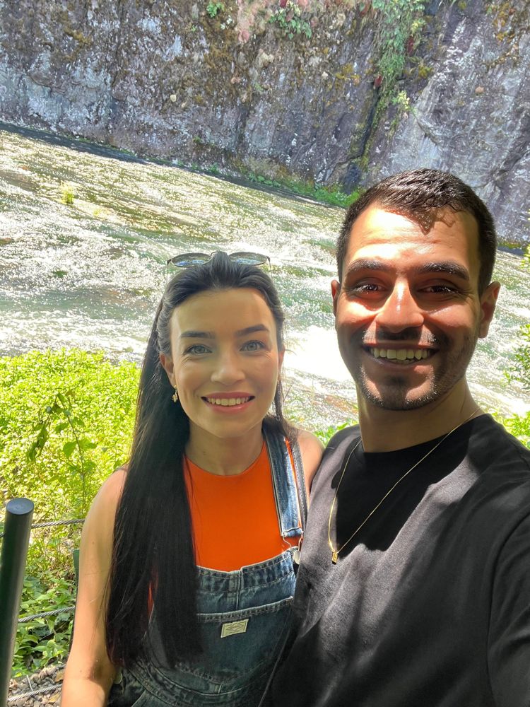 Juliana e Matheus em frente a uma cachoeira