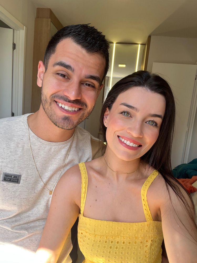 Selfie do casal, Juliana de vestido amarelo