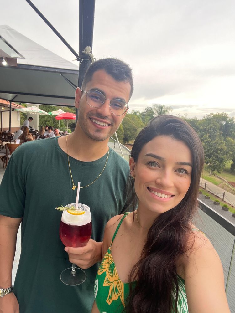 O casal num terraço, Matheus segurando um drink