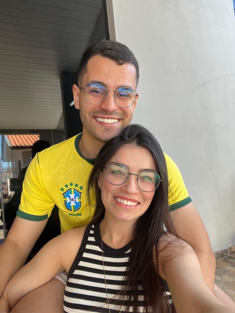 Selfie do casal, Matheus com a camisa da seleção