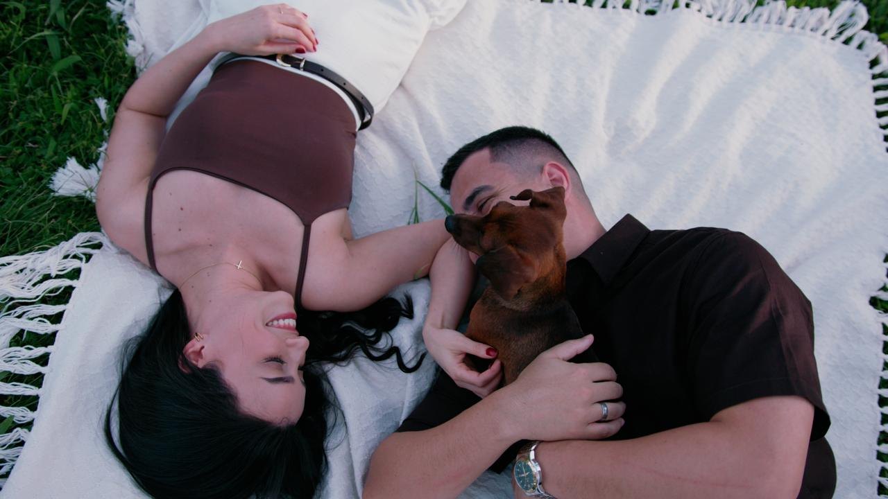 O casal deitado numa manta com o cachorro