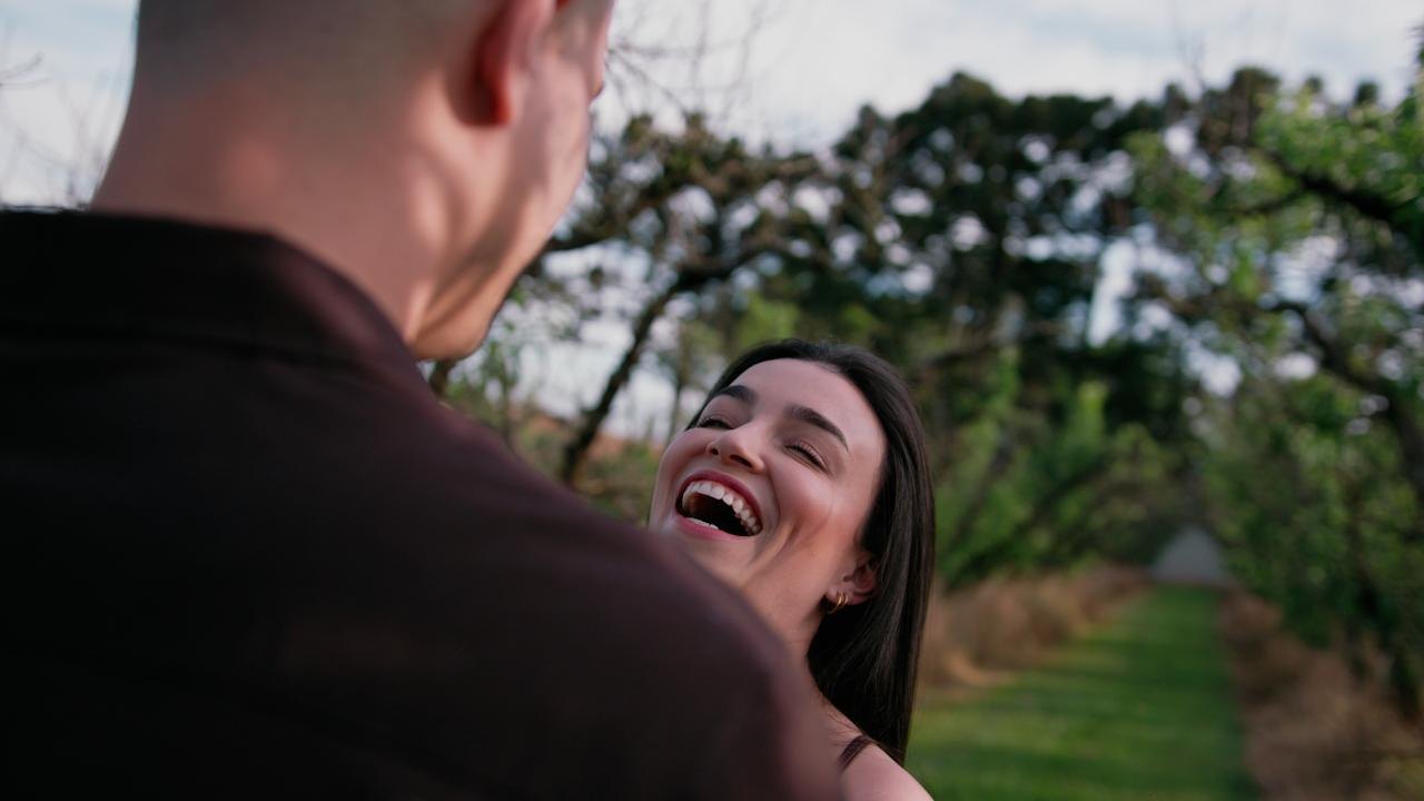 Juliana rindo olhando para o Matheus